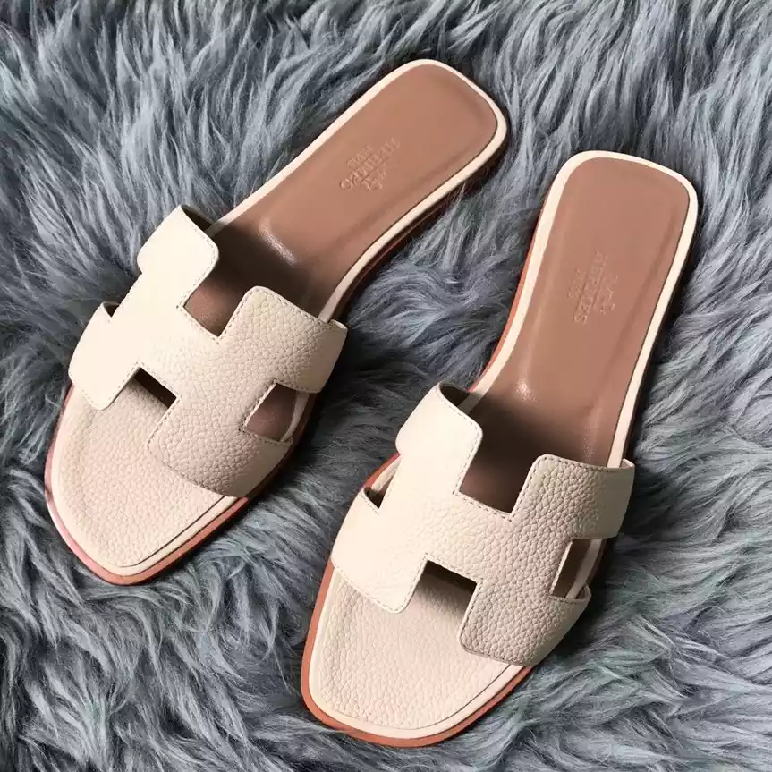 HERMES ORAN SLIDE SANDALS IN BETON CLEMENCE LEATHER - HMSD107
