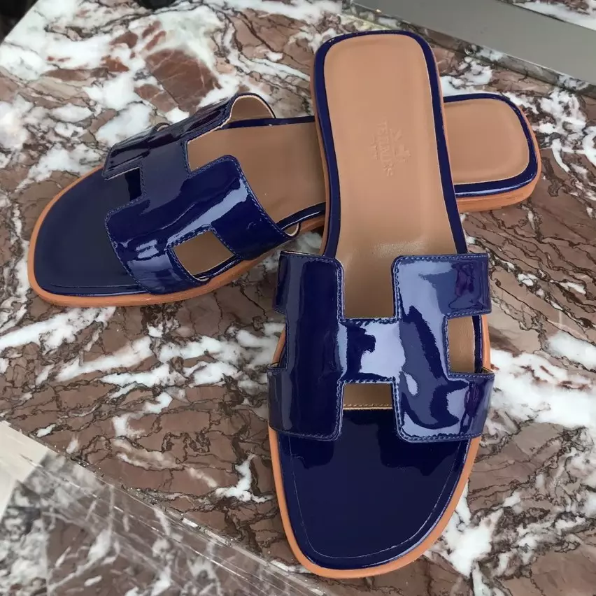HERMES ORAN SLIDE SANDALS IN BLUE PATENT CALFSKIN - HMSD083