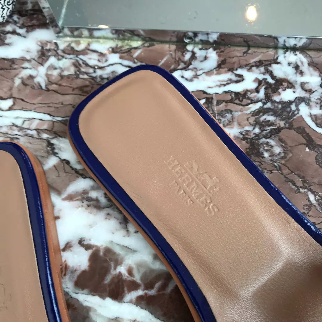 HERMES ORAN SLIDE SANDALS IN BLUE PATENT CALFSKIN - HMSD083