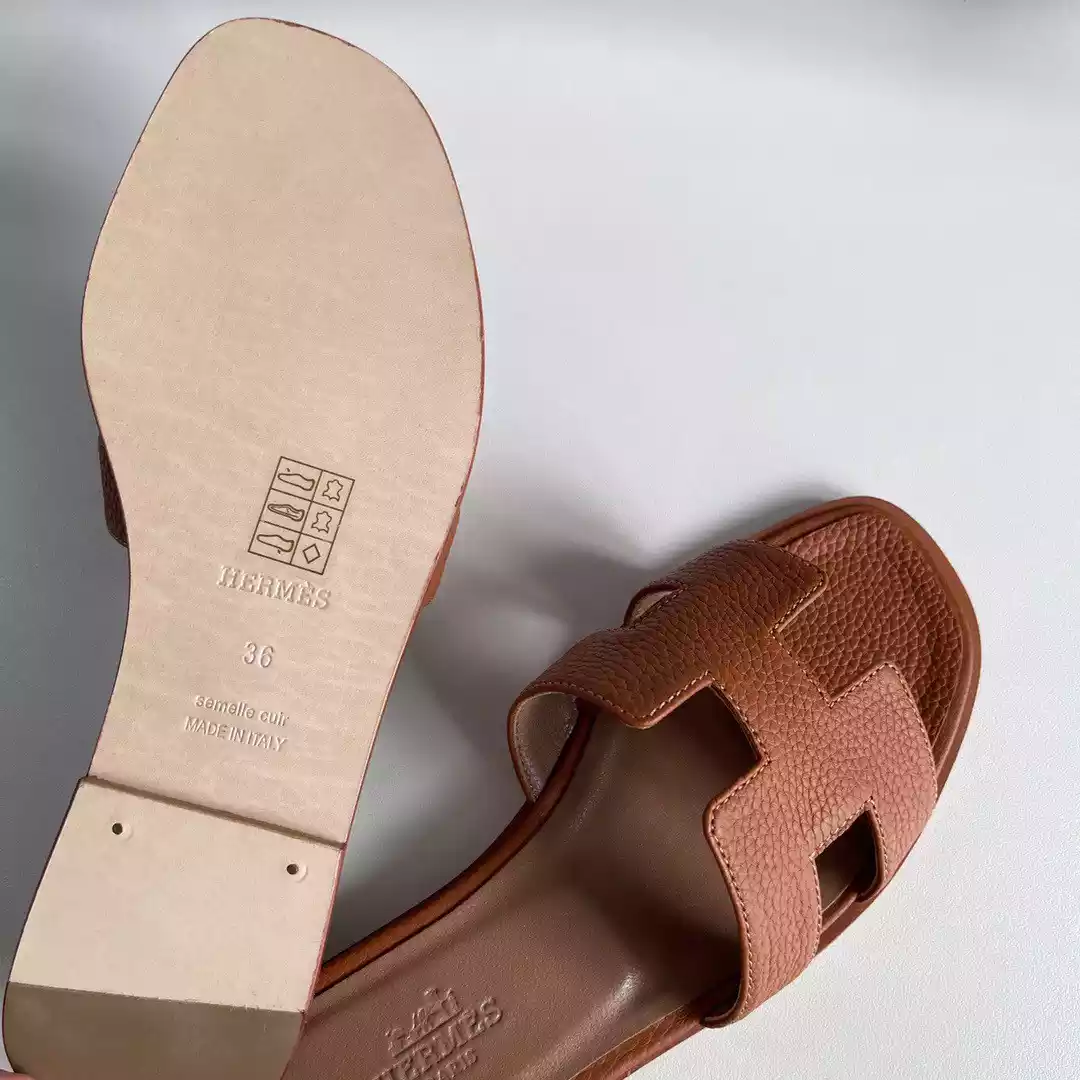 HERMES ORAN SLIDE SANDALS IN GOLD CLEMENCE LEATHER - HMSD105