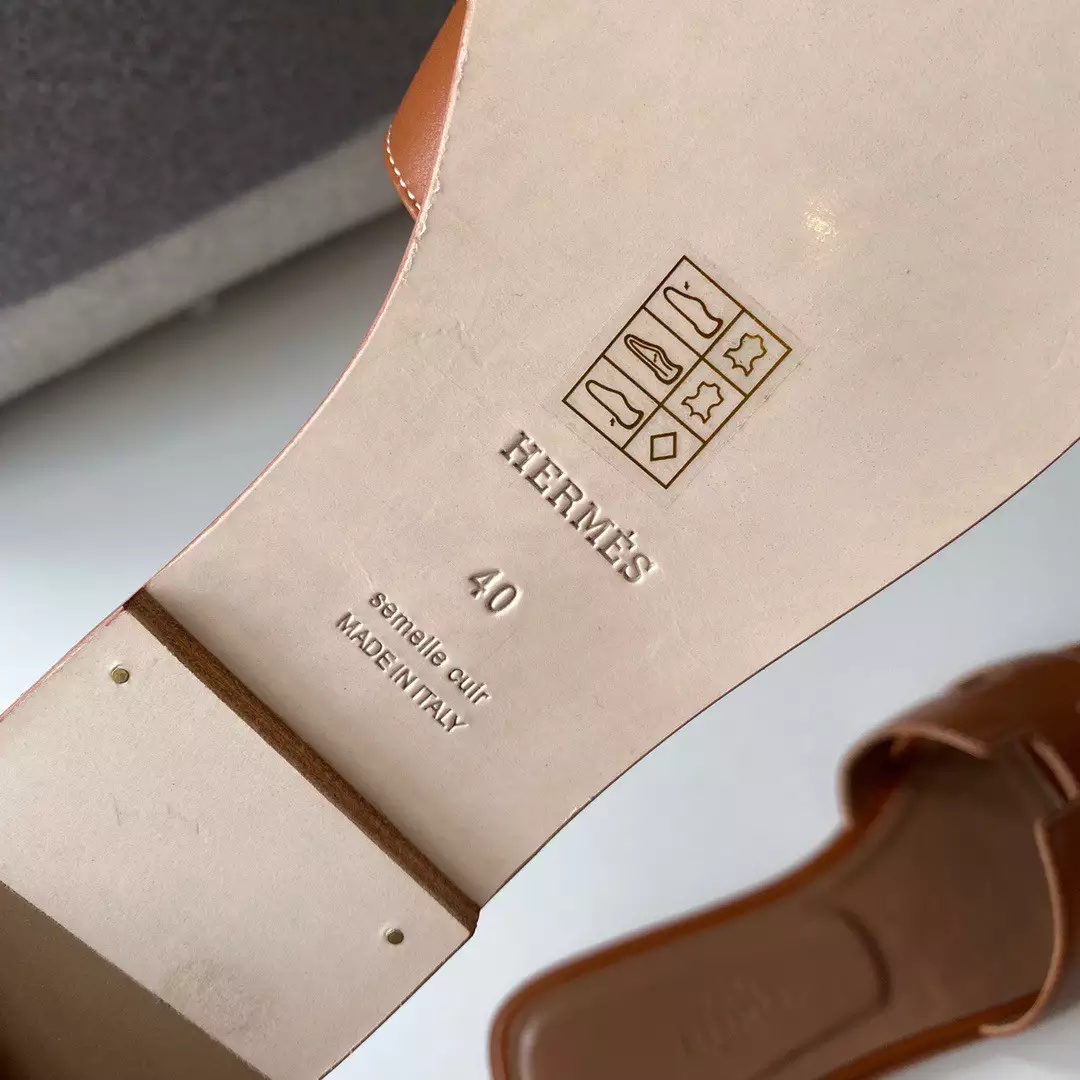 HERMES ORAN SLIDE SANDALS IN GOLD SWIFT CALFSKIN - HMSD114