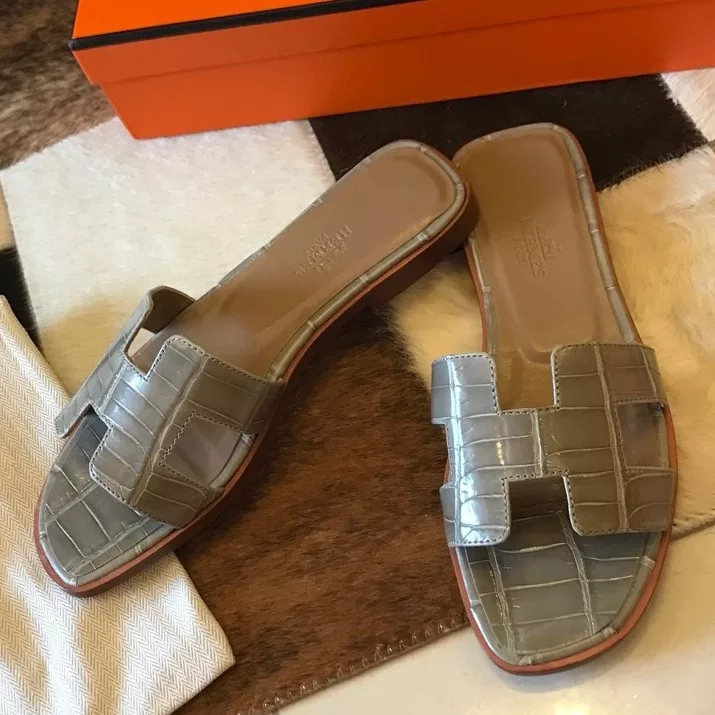HERMES ORAN SLIDE SANDALS IN GREY SHINY NILOTICUS CROCODILE SKIN - HMSD052