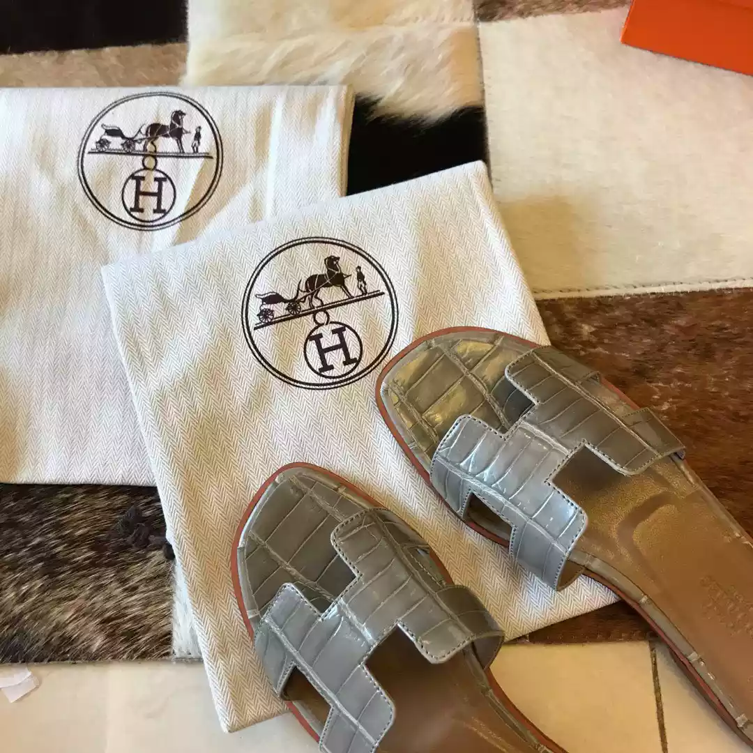 HERMES ORAN SLIDE SANDALS IN GREY SHINY NILOTICUS CROCODILE SKIN - HMSD052