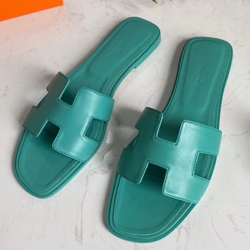 HERMES ORAN SLIDE SANDALS IN LAKE GREEN SWIFT CALFSKIN - HMSD118