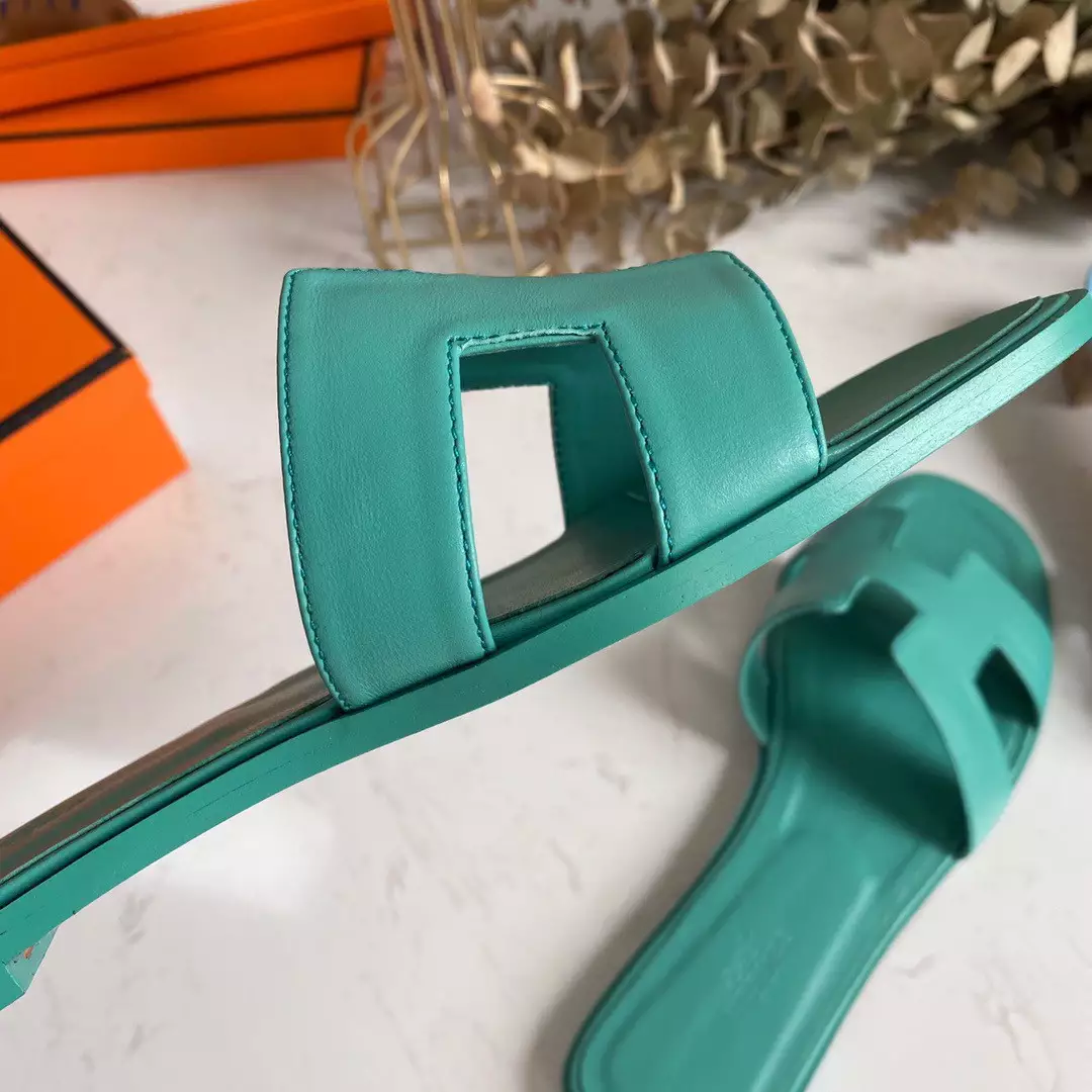 HERMES ORAN SLIDE SANDALS IN LAKE GREEN SWIFT CALFSKIN - HMSD118