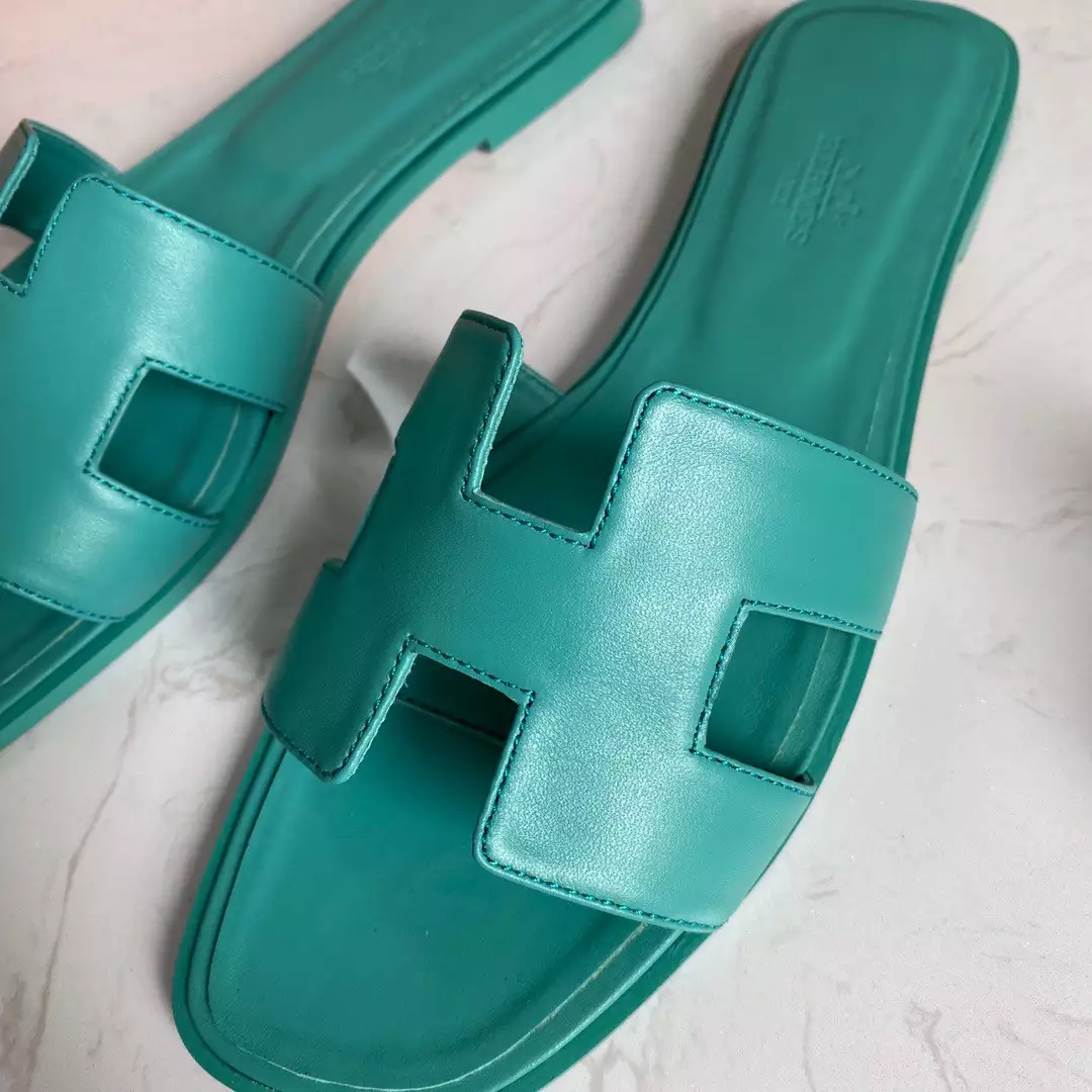 HERMES ORAN SLIDE SANDALS IN LAKE GREEN SWIFT CALFSKIN - HMSD118