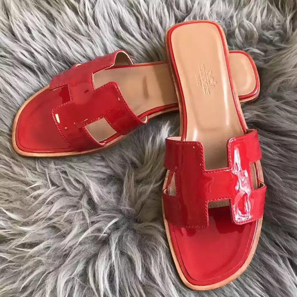 HERMES ORAN SLIDE SANDALS IN RED PATENT CALFSKIN - HMSD084