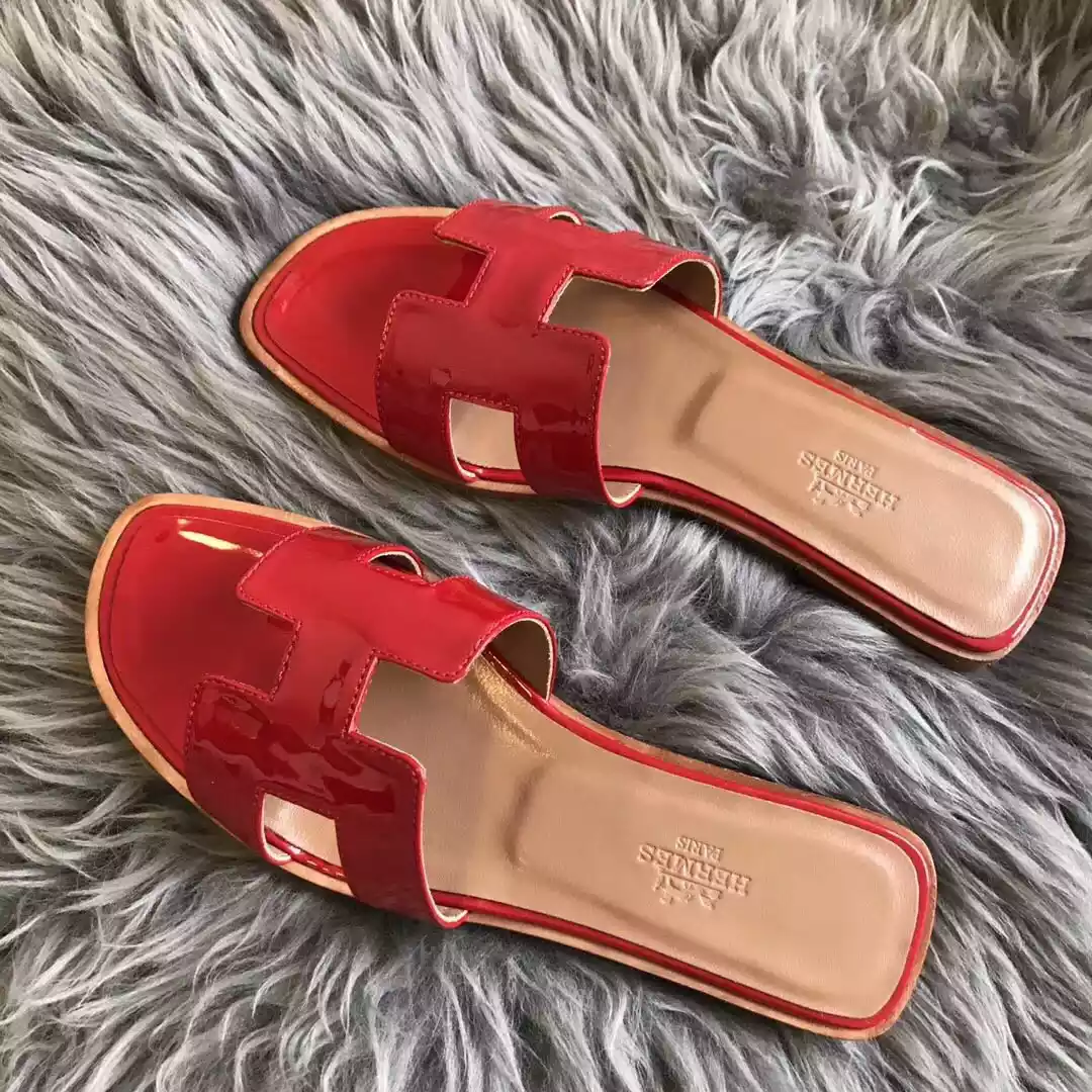 HERMES ORAN SLIDE SANDALS IN RED PATENT CALFSKIN - HMSD084