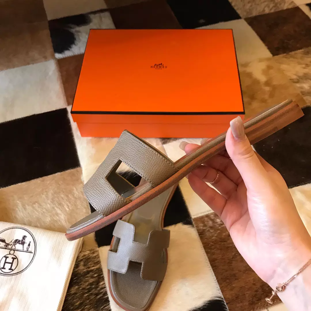 HERMES ORAN SLIDE SANDALS IN TAUPE EPSOM CALFSKIN - HMSD091