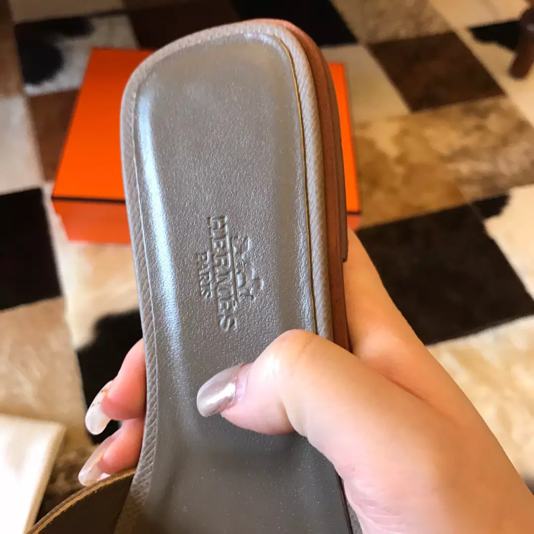 HERMES ORAN SLIDE SANDALS IN TAUPE EPSOM CALFSKIN - HMSD091