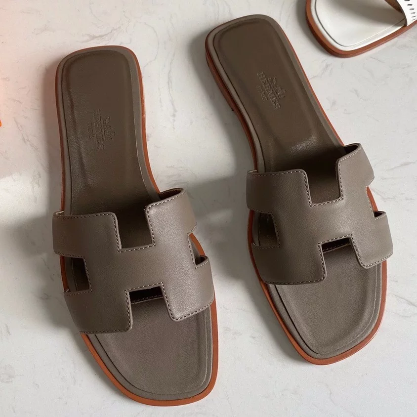 HERMES ORAN SLIDE SANDALS IN TAUPE SWIFT CALFSKIN - HMSD116