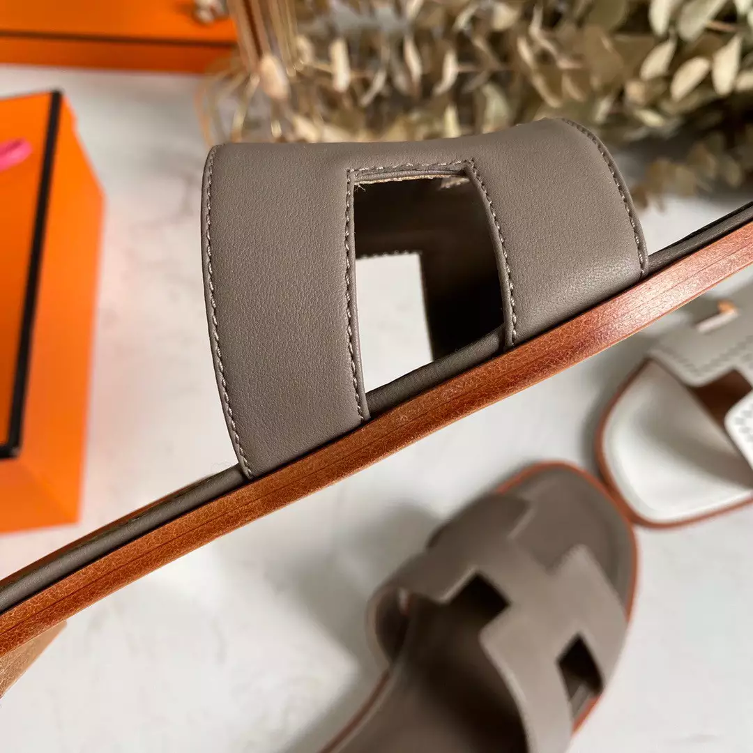 HERMES ORAN SLIDE SANDALS IN TAUPE SWIFT CALFSKIN - HMSD116