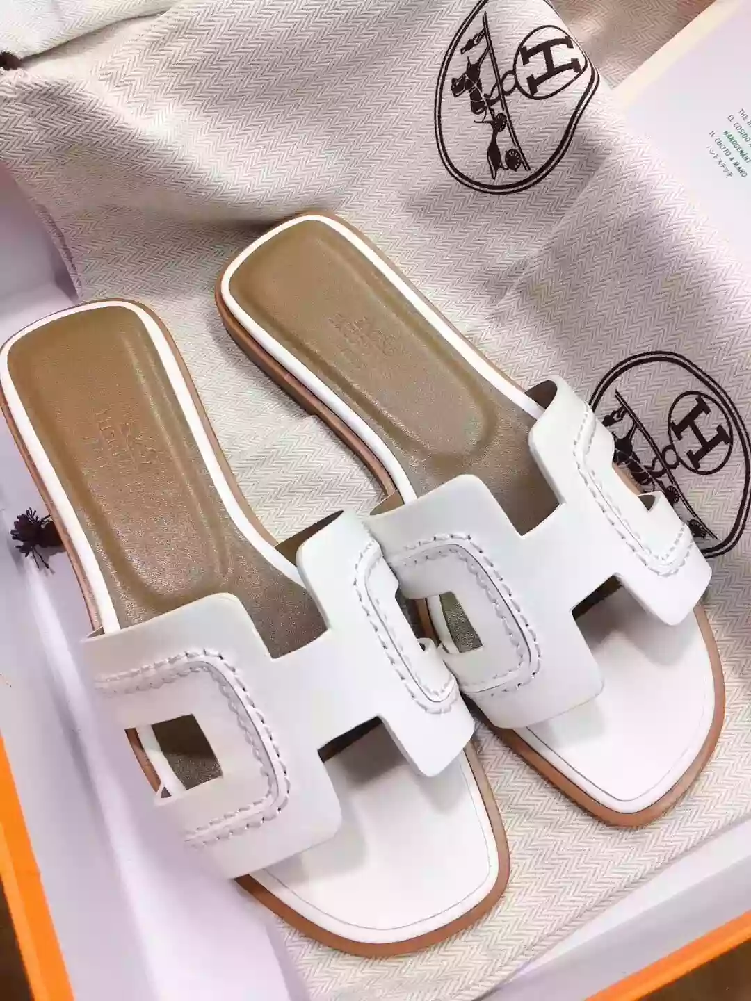 HERMES ORAN SLIDE SANDALS IN WHITE LEATHER WITH STITCHED - HMSD045