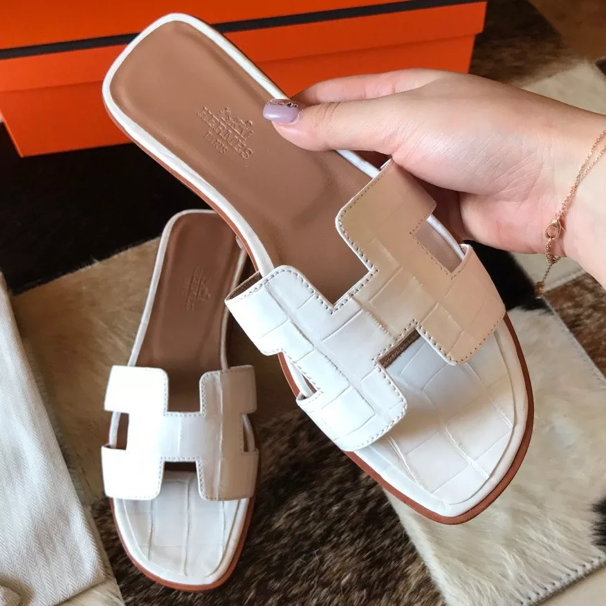 HERMES ORAN SLIDE SANDALS IN WHITE SHINY NILOTICUS CROCODILE SKIN - HMSD056