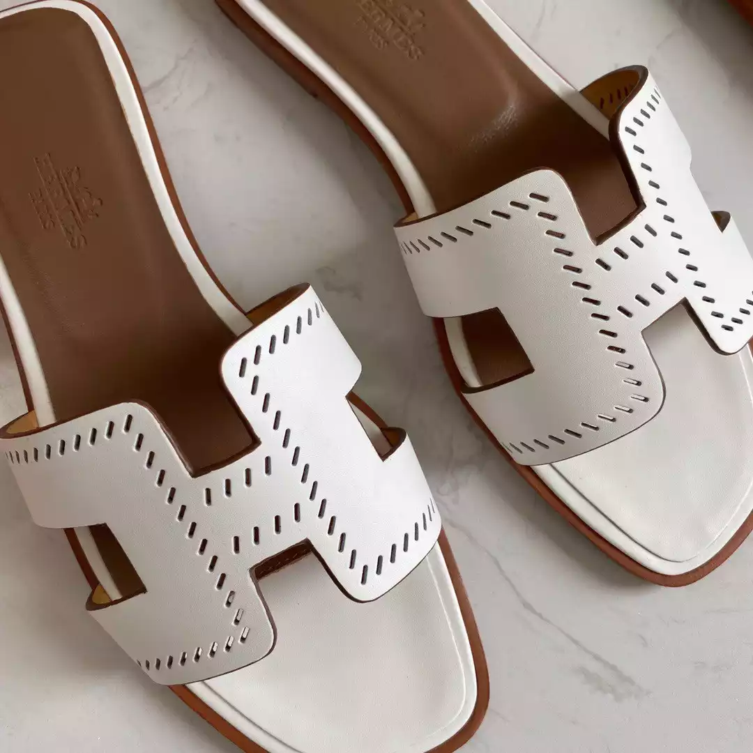 HERMES ORAN SLIDE SANDALS IN WHITE SWIFT PERFORATED CALFSKIN - HMSD101