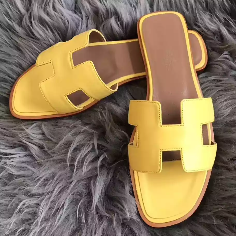 HERMES ORAN SLIDE SANDALS IN YELLOW SWIFT CALFSKIN - HMSD128