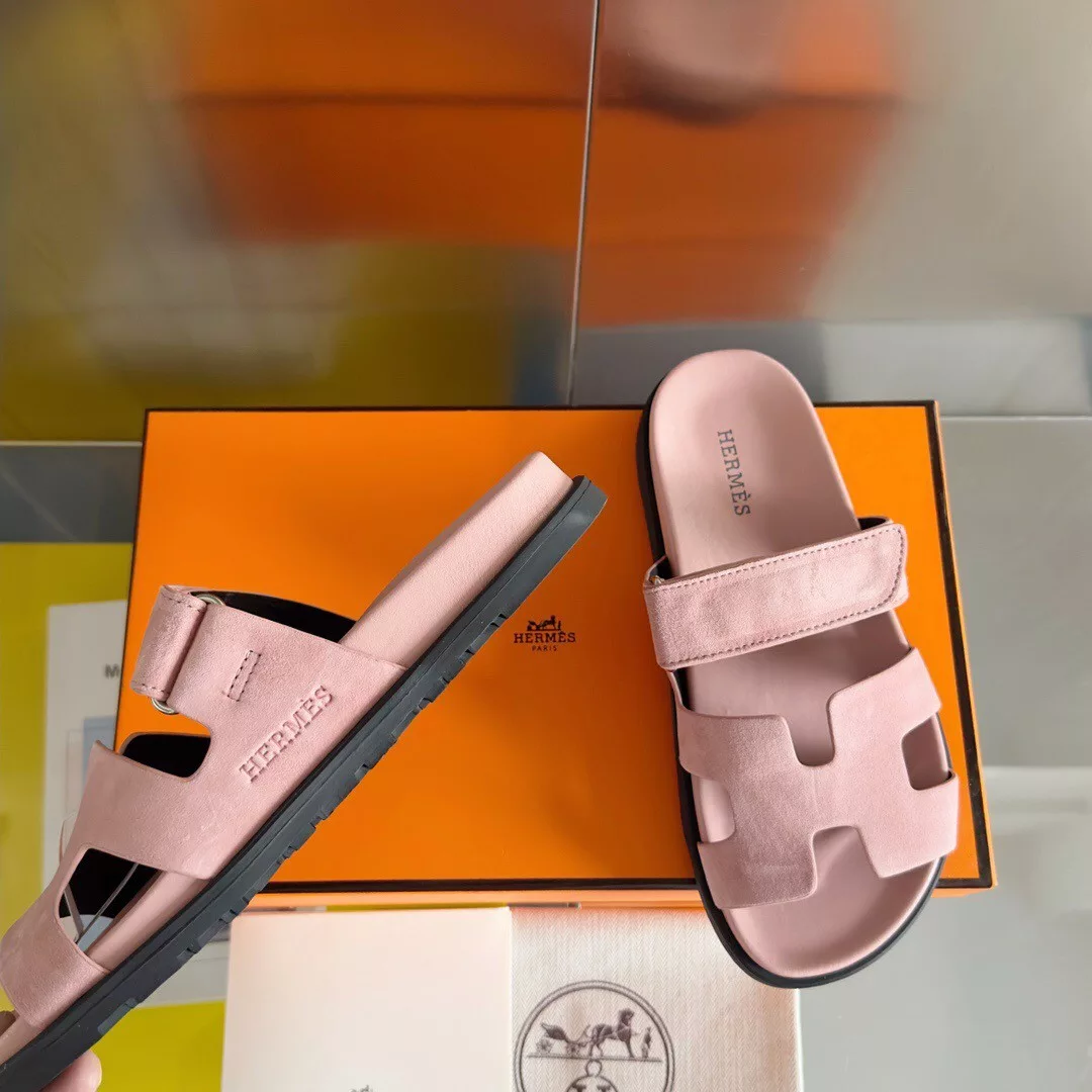 HERMES WOMEN'S CHYPRE SANDALS IN PINK SUEDE CALFSKIN - HMSD016