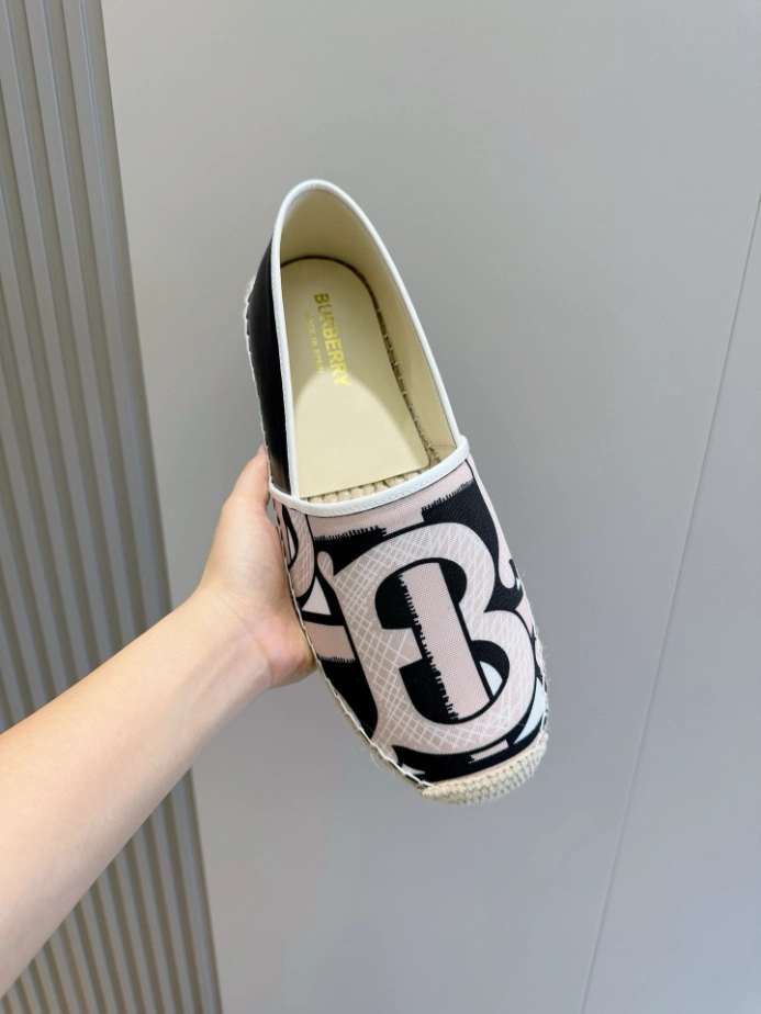 BURBERRY CANVAS STRAW BUCKET - BBR042