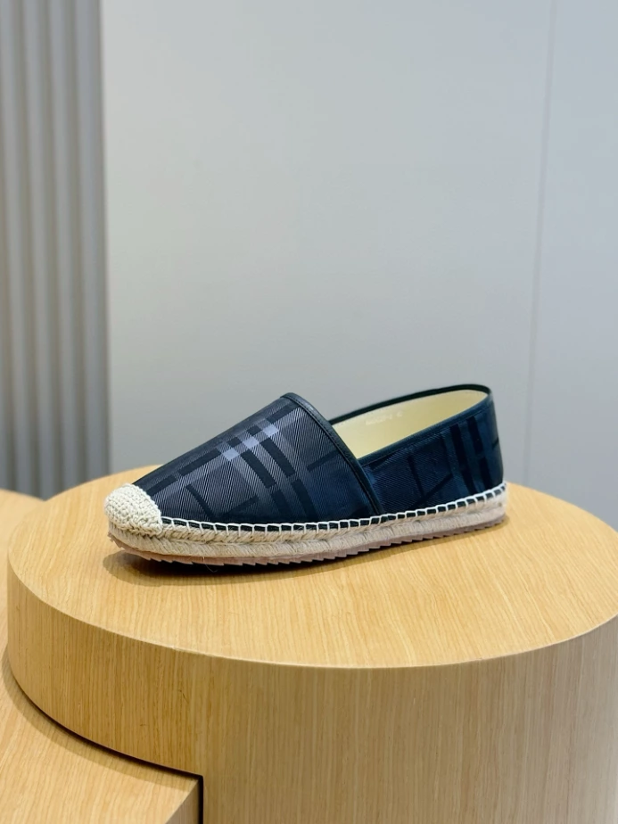 BURBERRY CANVAS STRAW BUCKET - BBR038