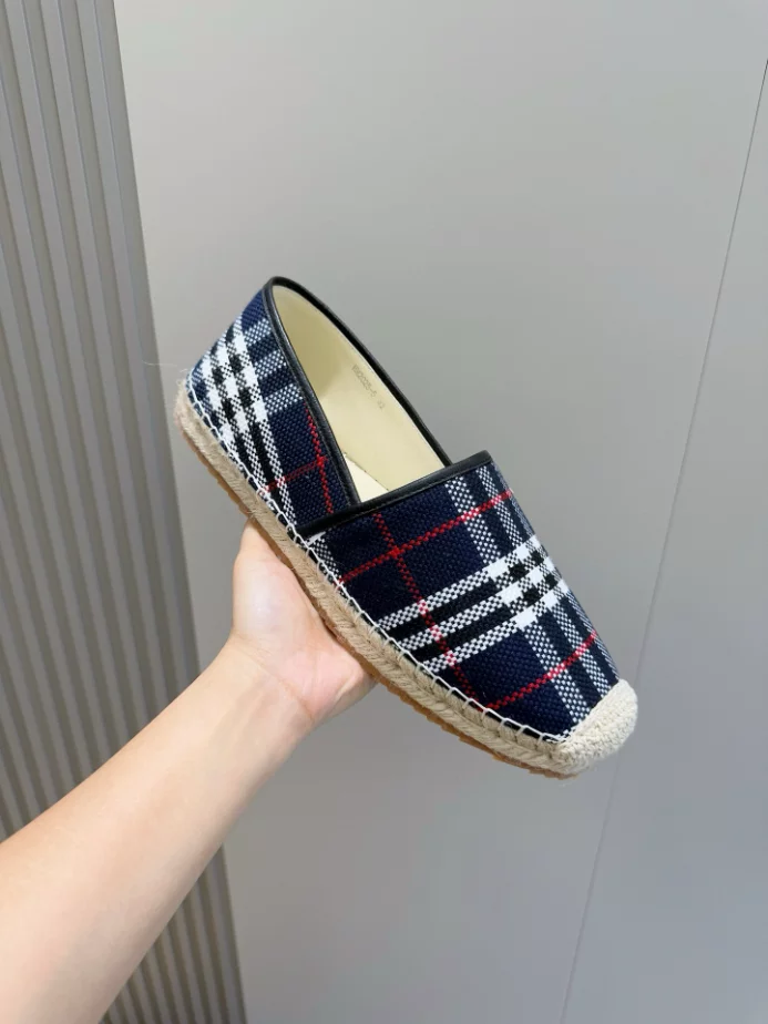 BURBERRY CANVAS STRAW BUCKET - BBR039