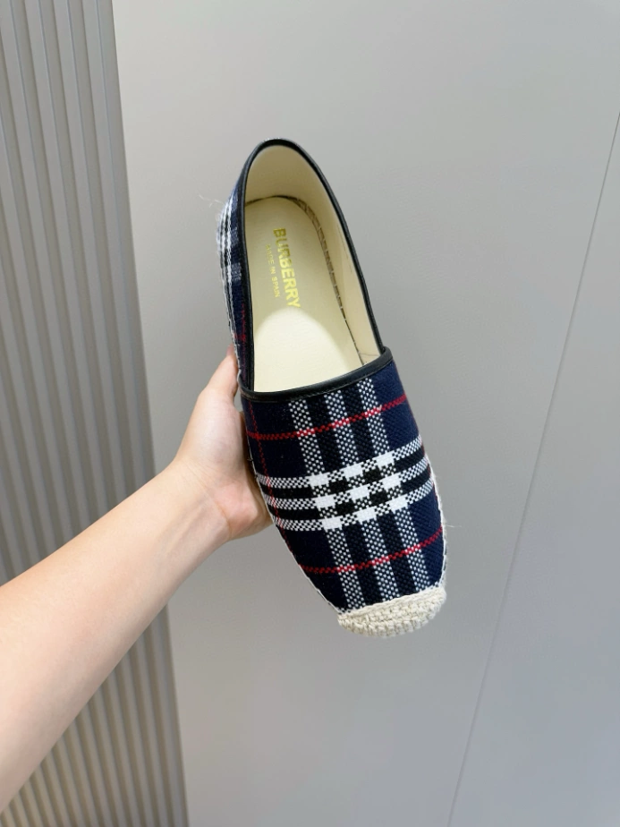 BURBERRY CANVAS STRAW BUCKET - BBR039