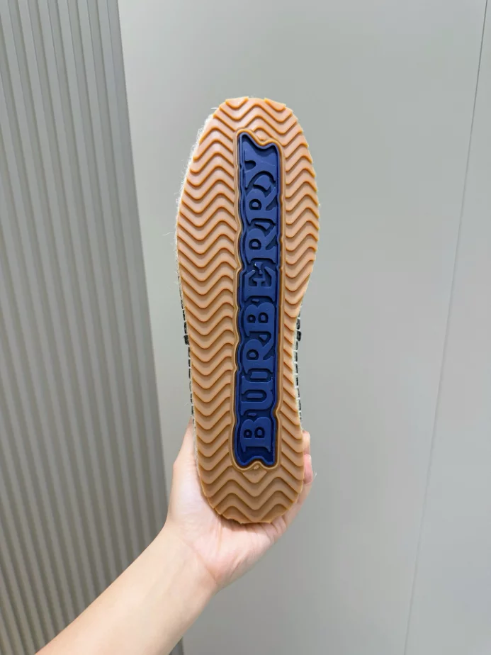 BURBERRY CANVAS STRAW BUCKET - BBR040