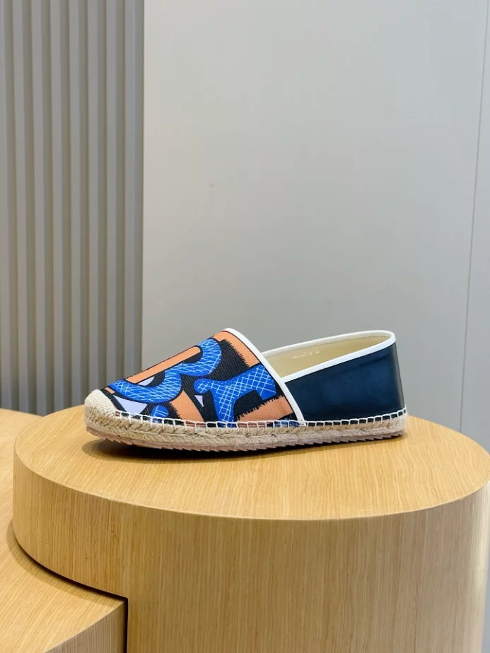 BURBERRY CANVAS STRAW BUCKET - BBR041