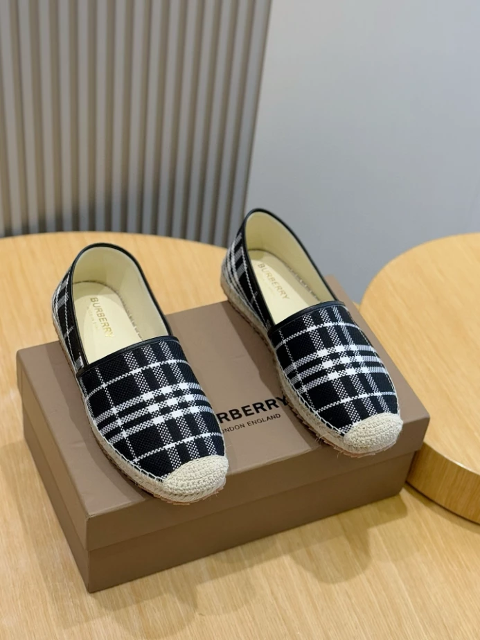 BURBERRY CANVAS STRAW BUCKET - BBR043