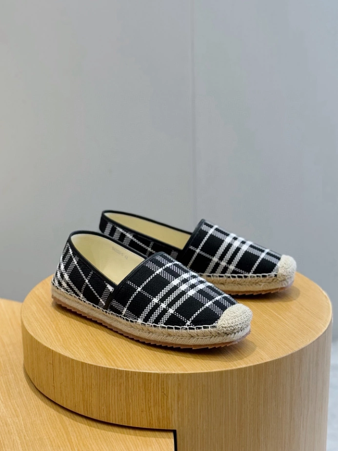 BURBERRY CANVAS STRAW BUCKET - BBR043