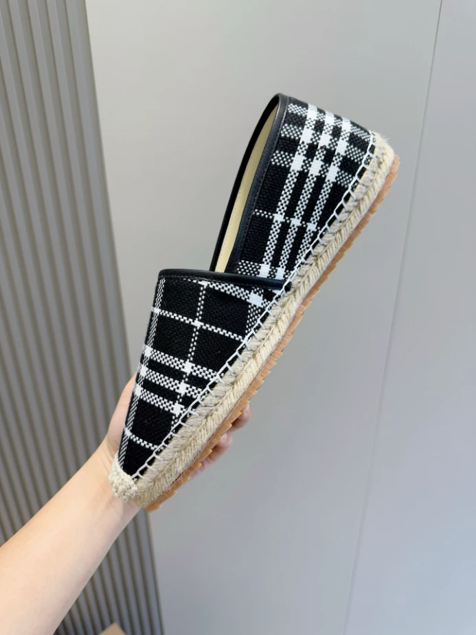 BURBERRY CANVAS STRAW BUCKET - BBR043