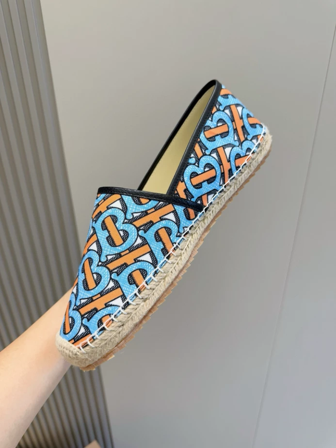 BURBERRY CANVAS STRAW BUCKET - BBR044