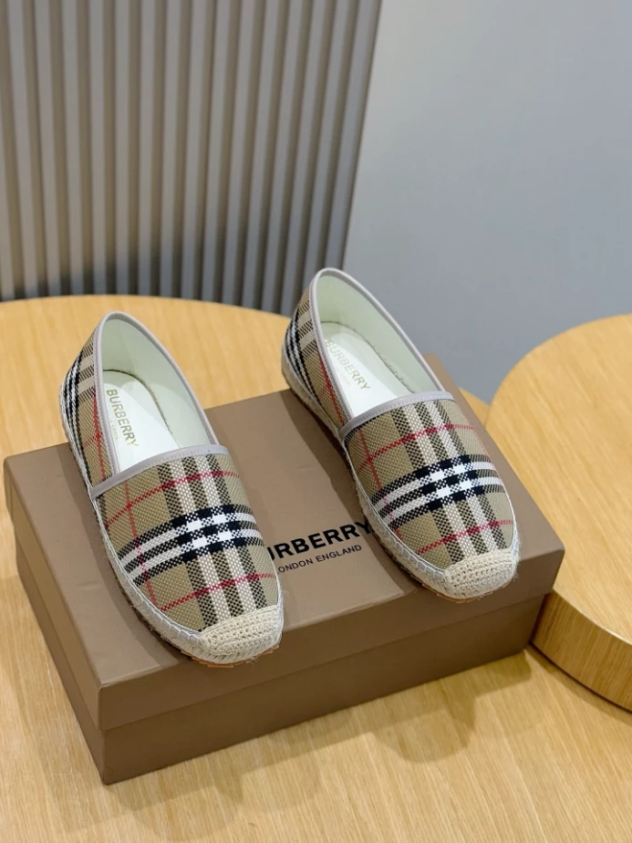 BURBERRY CANVAS STRAW BUCKET - BBR045