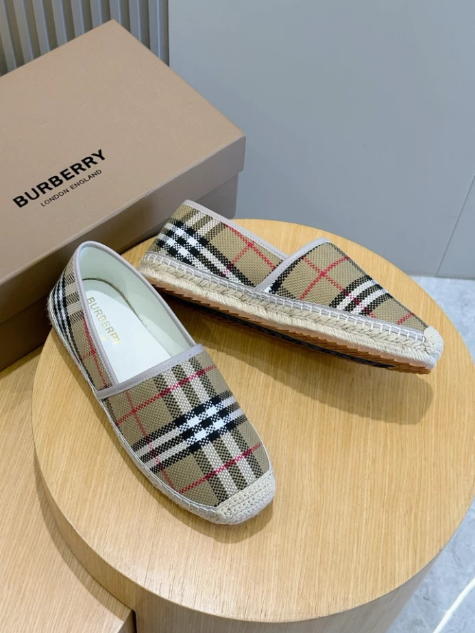 BURBERRY CANVAS STRAW BUCKET - BBR045