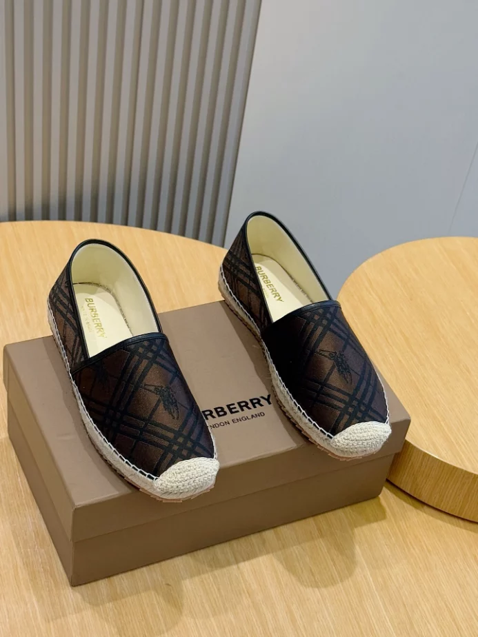 BURBERRY CANVAS STRAW BUCKET - BBR046