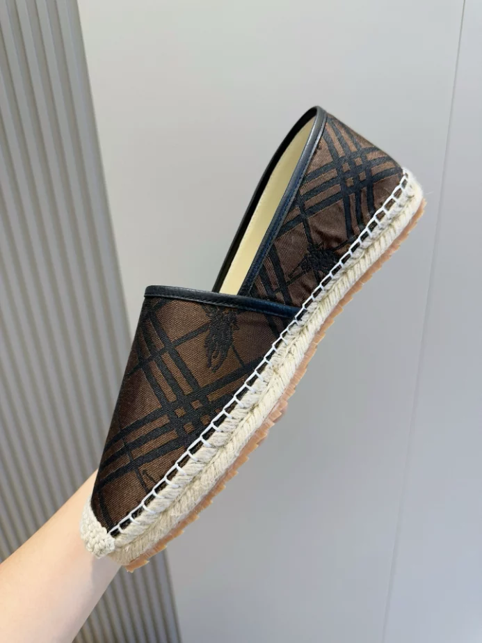 BURBERRY CANVAS STRAW BUCKET - BBR046