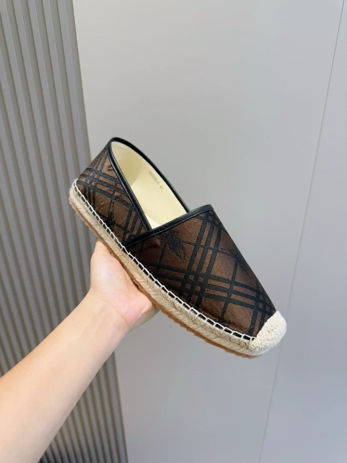 BURBERRY CANVAS STRAW BUCKET - BBR046