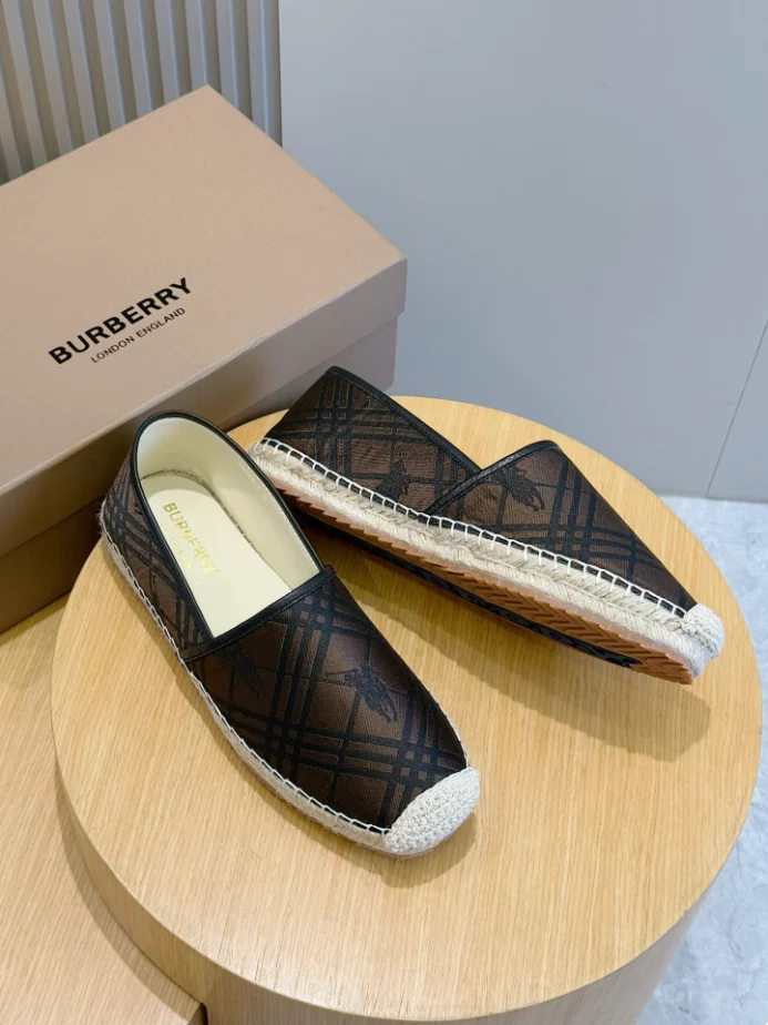 BURBERRY CANVAS STRAW BUCKET - BBR046