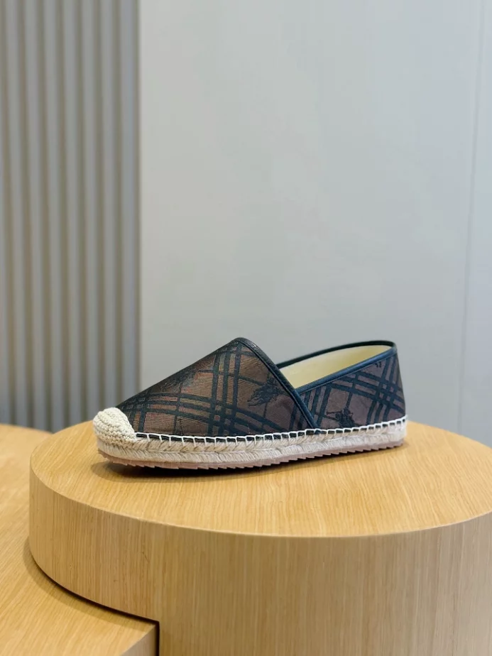 BURBERRY CANVAS STRAW BUCKET - BBR046