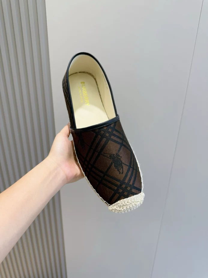 BURBERRY CANVAS STRAW BUCKET - BBR046