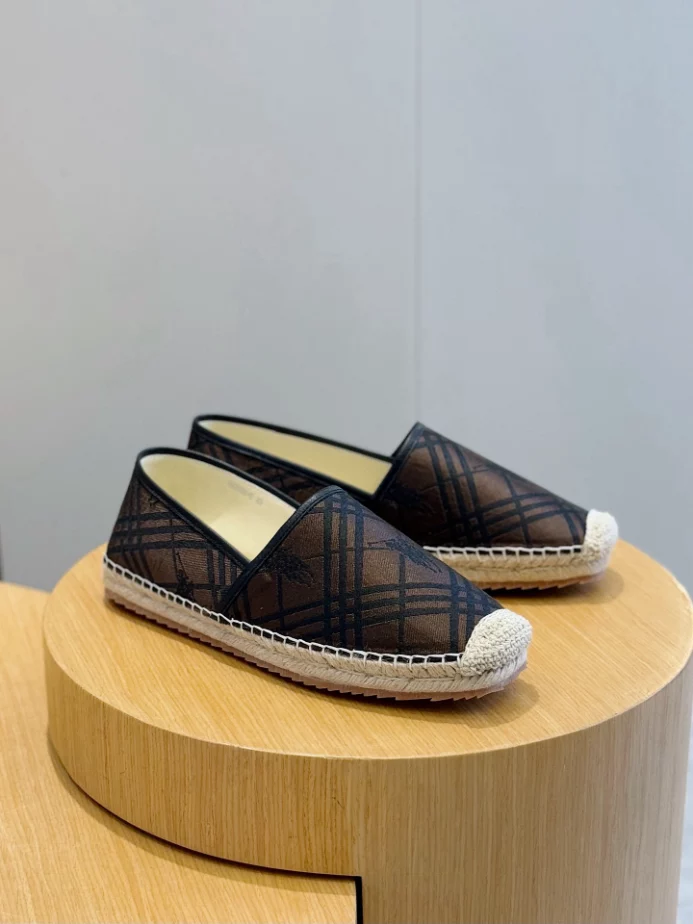 BURBERRY CANVAS STRAW BUCKET - BBR046