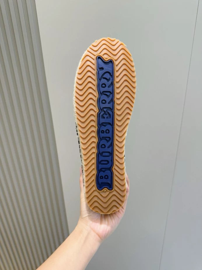 BURBERRY CANVAS STRAW BUCKET - BBR047