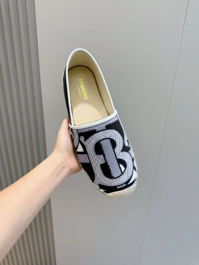 BURBERRY CANVAS STRAW BUCKET - BBR047