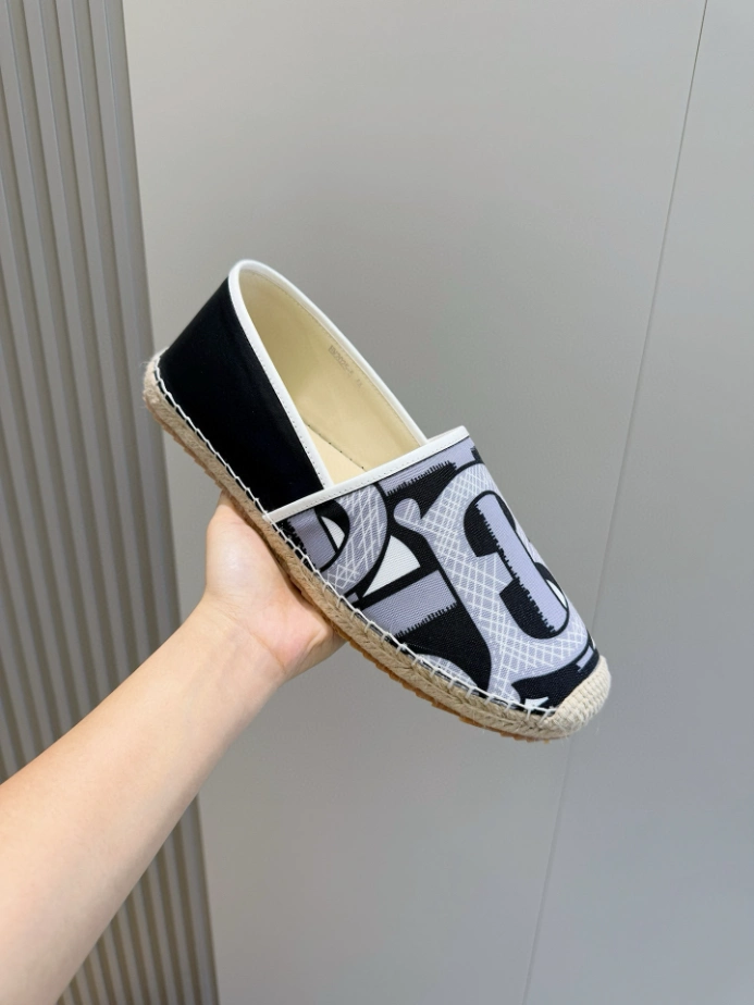 BURBERRY CANVAS STRAW BUCKET - BBR047