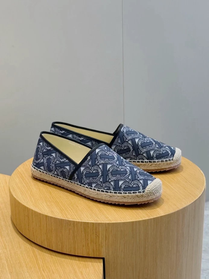 BURBERRY CANVAS STRAW BUCKET - BBR048