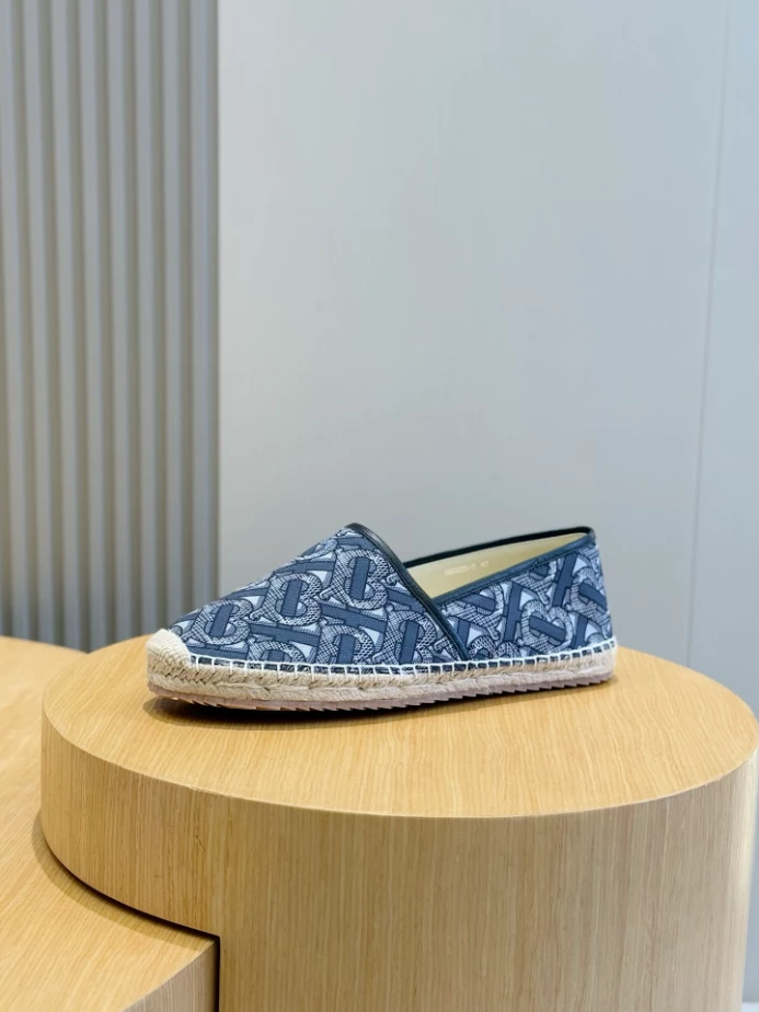 BURBERRY CANVAS STRAW BUCKET - BBR048