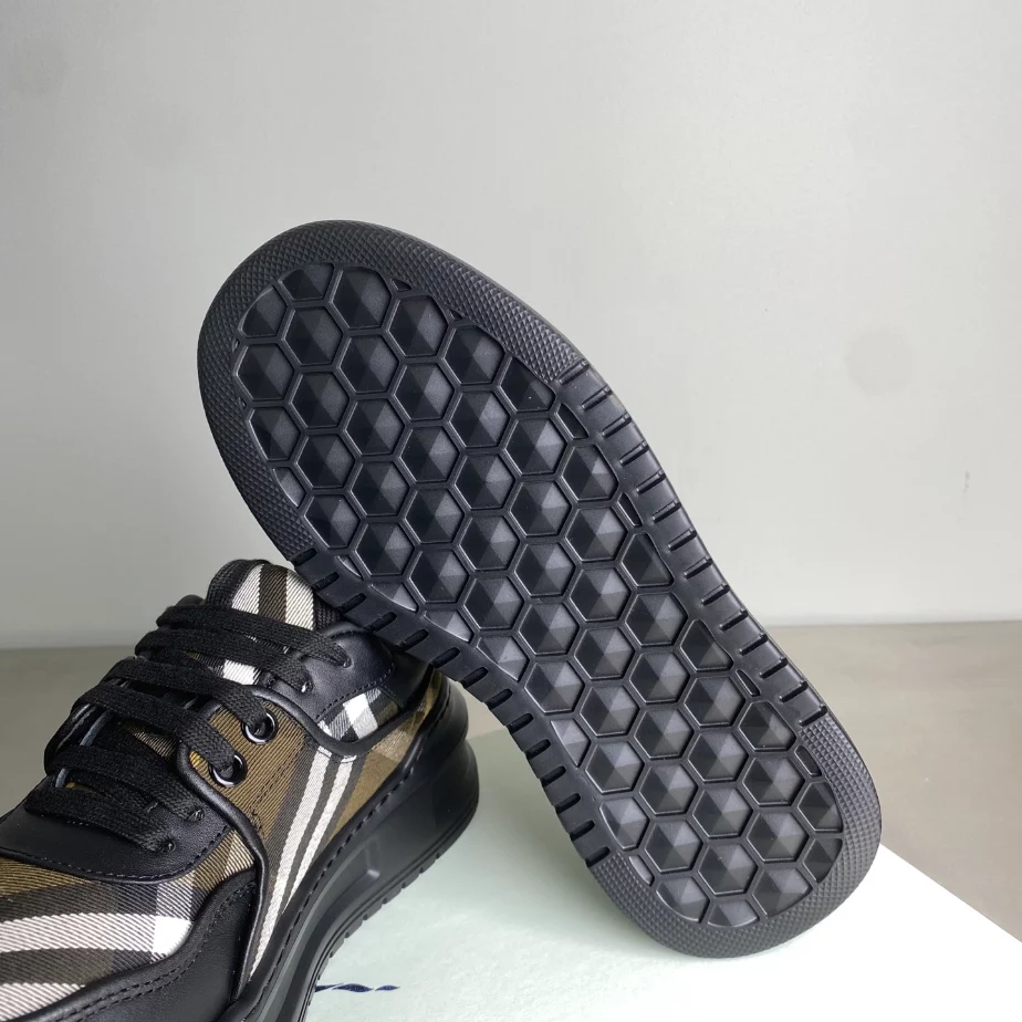 BURBERRY SNEAKERS - BBR032