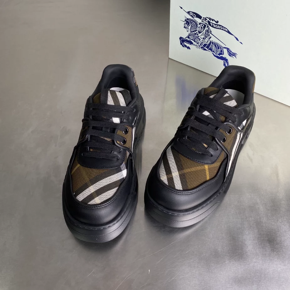 BURBERRY SNEAKERS - BBR032