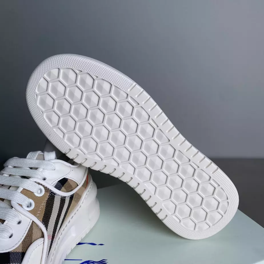 BURBERRY SNEAKERS - BBR033