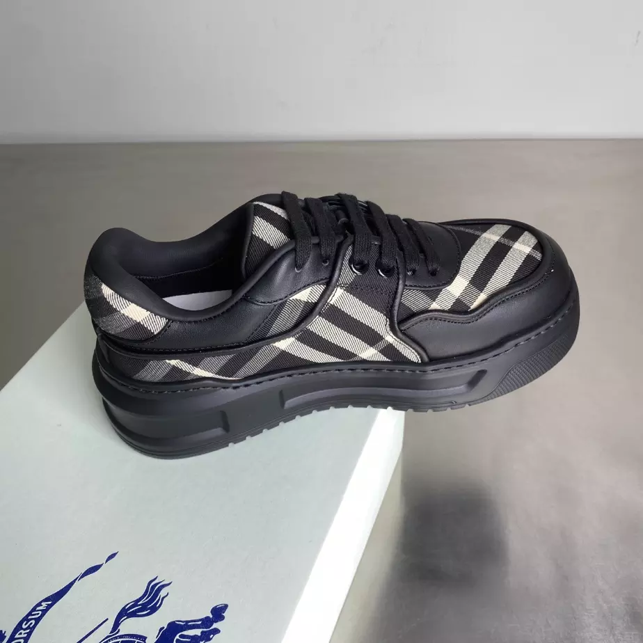 BURBERRY SNEAKERS - BBR034