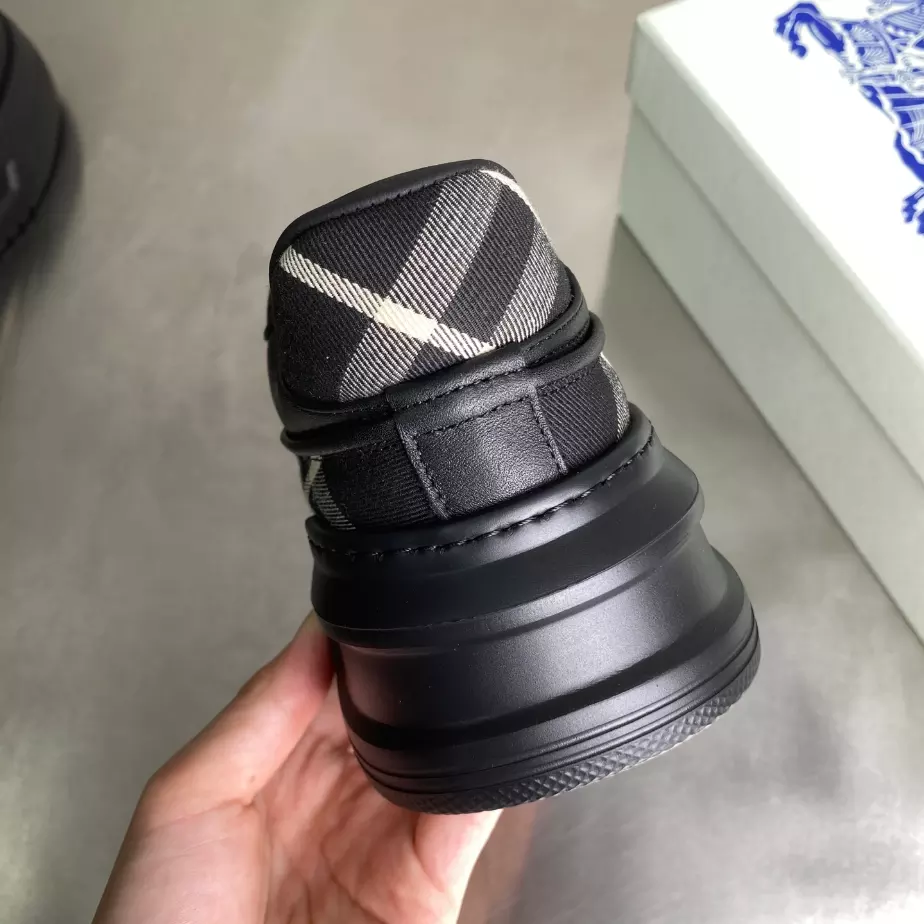 BURBERRY SNEAKERS - BBR034